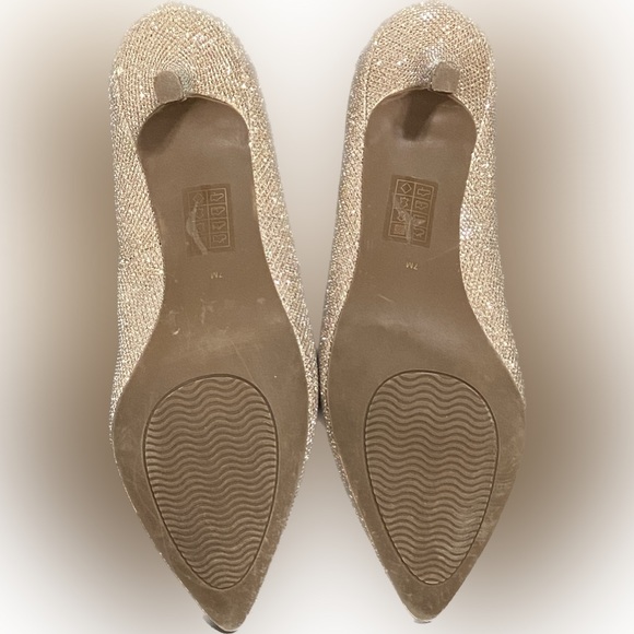 Le Chateau ‘Moda Reflex’ Gold Heels - Picture 3 of 16